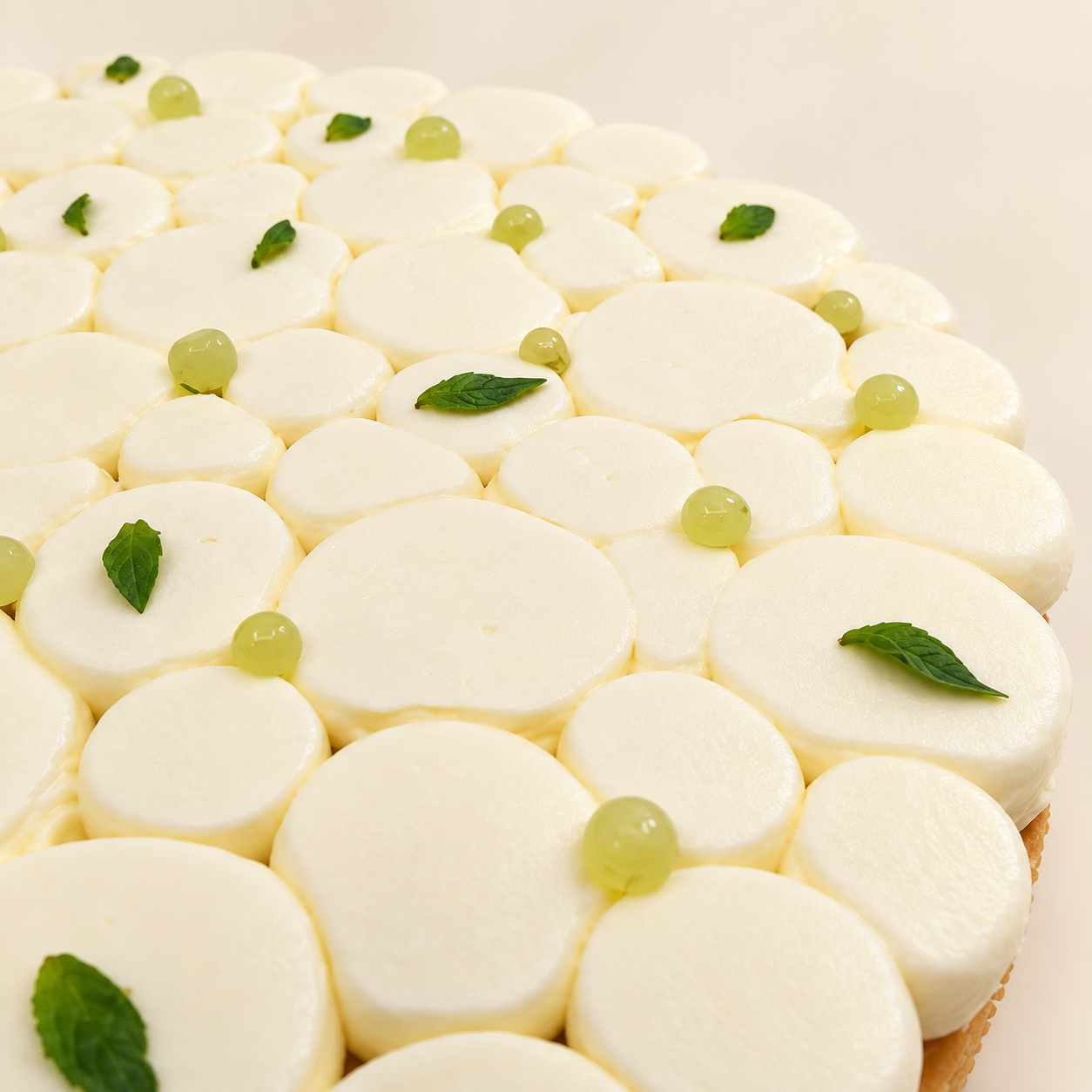 Détail de notre tarte trois citrons, crème pochée et petites feuilles vertes